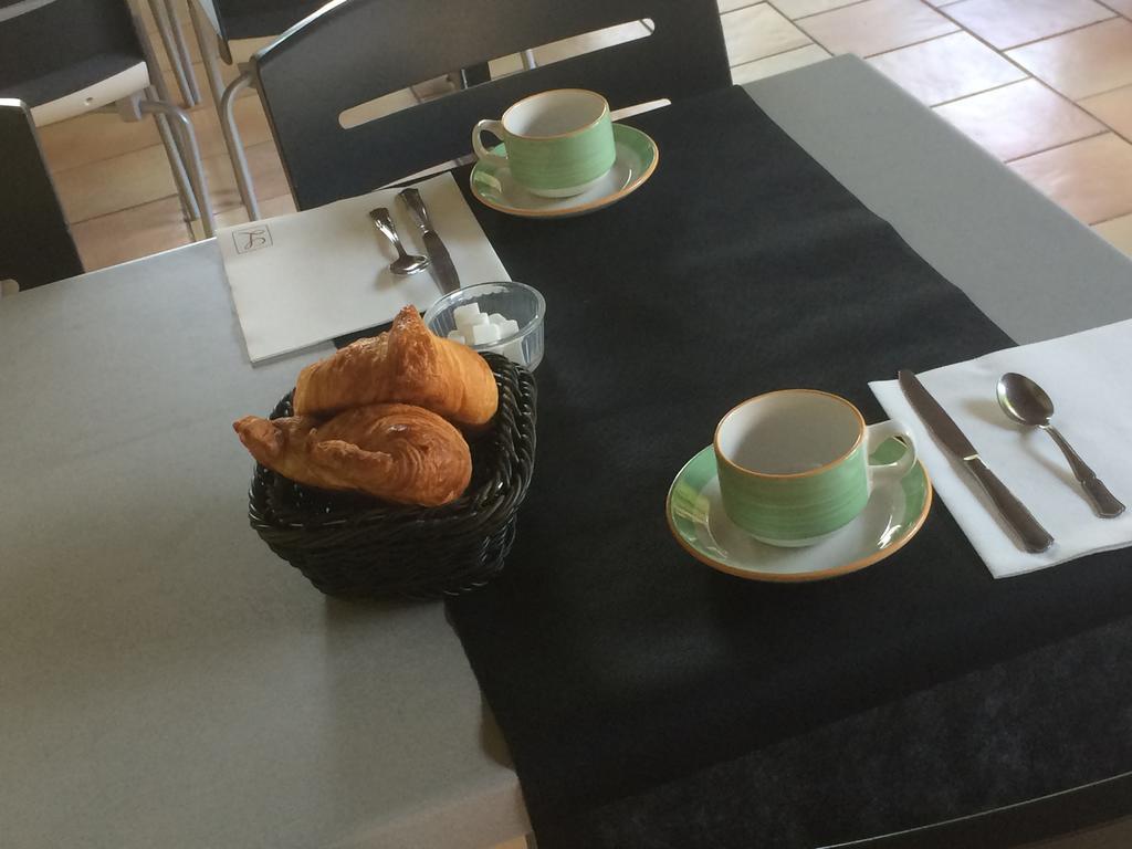 Logis Hotel Restaurant Le Flamant Rose Camargue Albaron Ngoại thất bức ảnh